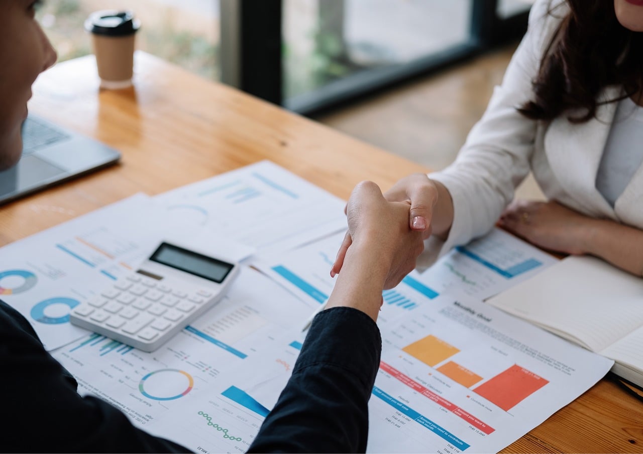A friendly advisor meeting with a client and talking through options